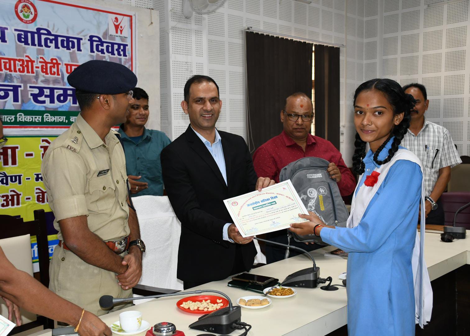 अंतरराष्ट्रीय बालिका दिवस पर विकास भवन सभागार में बालिकाओं को सम्मानित करते डीएम आशीष भटगांई अंतरराष्ट्रीय बालिका दिवस पर विकास भवन सभागार में बालिकाओं को सम्मानित करते डीएम आशीष भटगांई