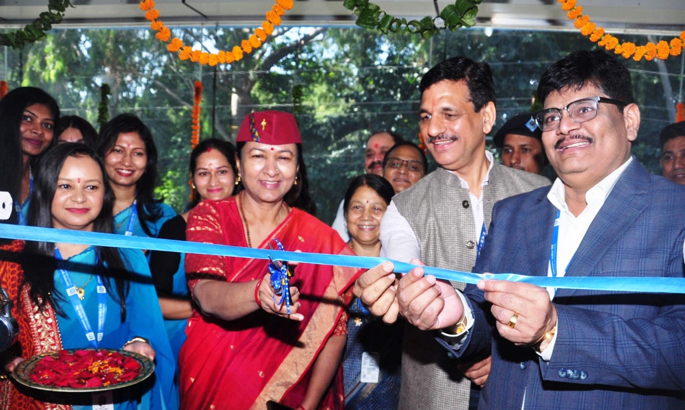 फीता काटकर उत्तराखंड ग्रामीण बैंक के देहरादून शाखा की नवीन परिसर का उद्घाटन करतीं मुख्य सचिव राधा रतूड़ी। फीता काटकर उत्तराखंड ग्रामीण बैंक के देहरादून शाखा की नवीन परिसर का उद्घाटन करतीं मुख्य सचिव राधा रतूड़ी।