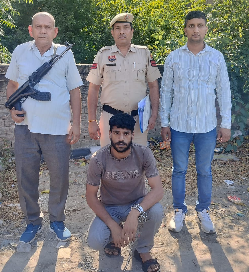 पुलिस गिरफ्त में आरोपित। पुलिस गिरफ्त में आरोपित।