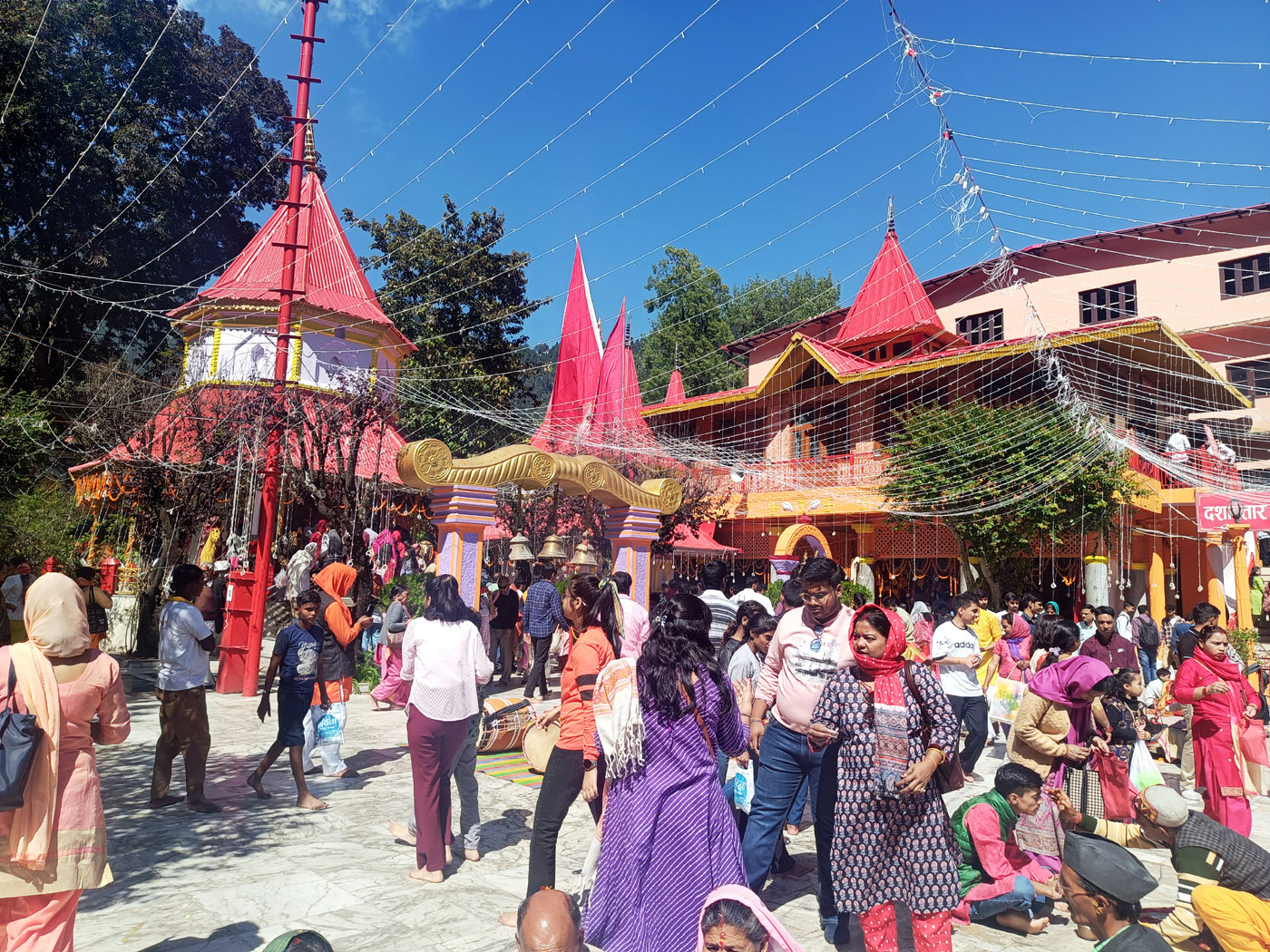 शुक्रवार को नयना देवी मंदिर में श्रद्धालुओं की ऐसी रही भीड़भाड़। शुक्रवार को नयना देवी मंदिर में श्रद्धालुओं की ऐसी रही भीड़भाड़।