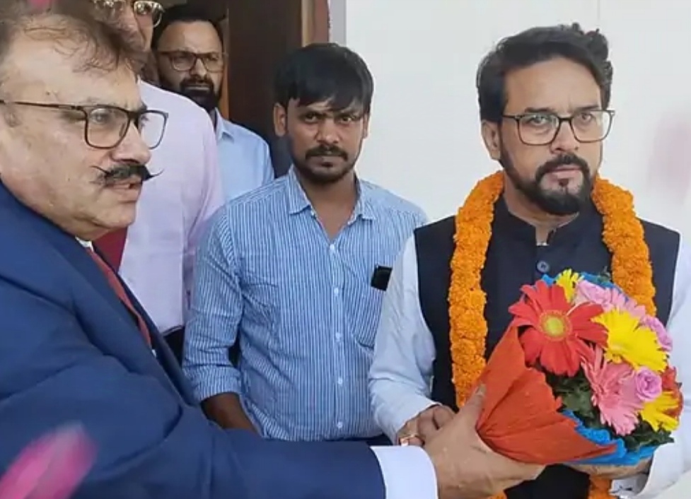 सीयू के देहरा कैंपस पंहुचे सांसद अनुराग ठाकुर का स्वागत करते हए। सीयू के देहरा कैंपस पंहुचे सांसद अनुराग ठाकुर का स्वागत करते हए।