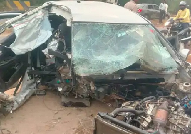 हादसे के बाद डिवाइडर से टकराकर पलटी कार की तस्वीर हादसे के बाद डिवाइडर से टकराकर पलटी कार की तस्वीर