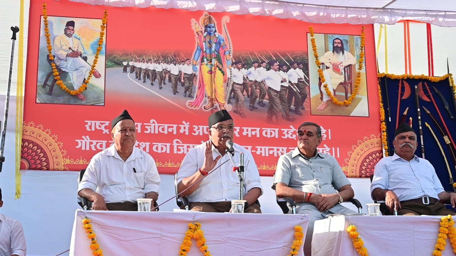संबोधित करते हुए संघ के पूर्व सरकार्यवाह सुरेश भय्याजी जोशी संबोधित करते हुए संघ के पूर्व सरकार्यवाह सुरेश भय्याजी जोशी