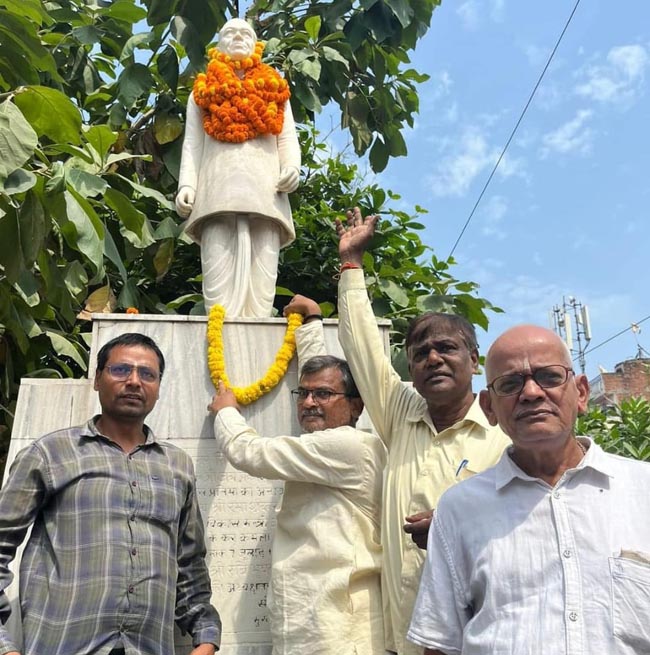 माल्यार्पण करते माल्यार्पण करते