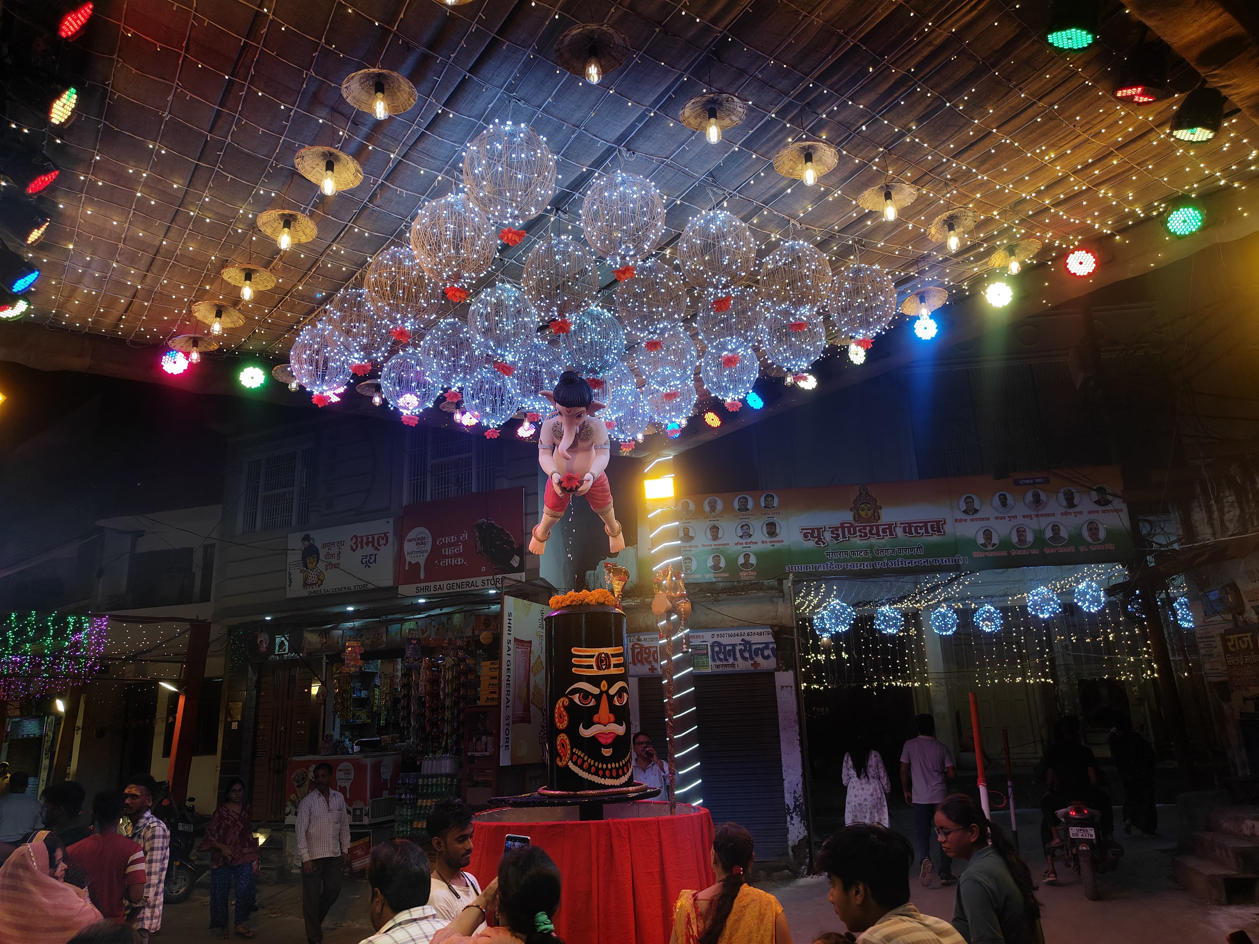 महानवमी तिथि पर पूजा पंडालों का नजारा: फोटो बच्चा गुप्ता महानवमी तिथि पर पूजा पंडालों का नजारा: फोटो बच्चा गुप्ता