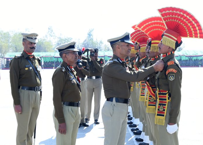 बीएसएफ के महानिरीक्षक (कश्मीर फ्रंटियर) अशोक यादव बीएसएफ के महानिरीक्षक (कश्मीर फ्रंटियर) अशोक यादव