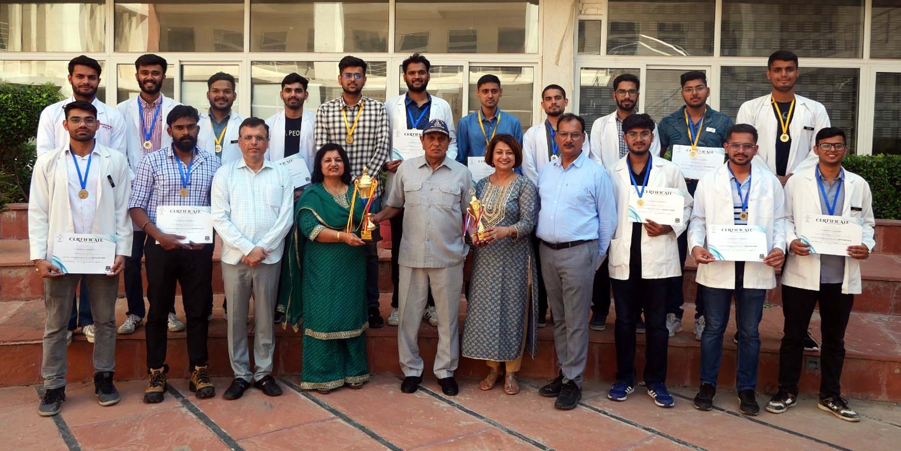 कार्यक्रम में उपस्थित डॉ. डीपी वत्स, प्रतिभागी एवं अन्य स्टाफ। कार्यक्रम में उपस्थित डॉ. डीपी वत्स, प्रतिभागी एवं अन्य स्टाफ।
