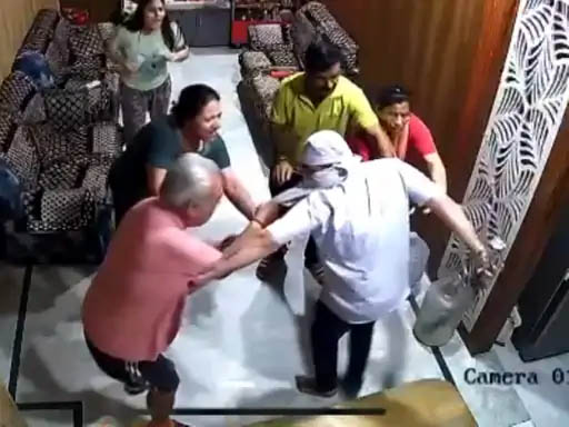 हाथ में तलवार लेकर ससुर पर वार करते हुए दामाद। हाथ में तलवार लेकर ससुर पर वार करते हुए दामाद।