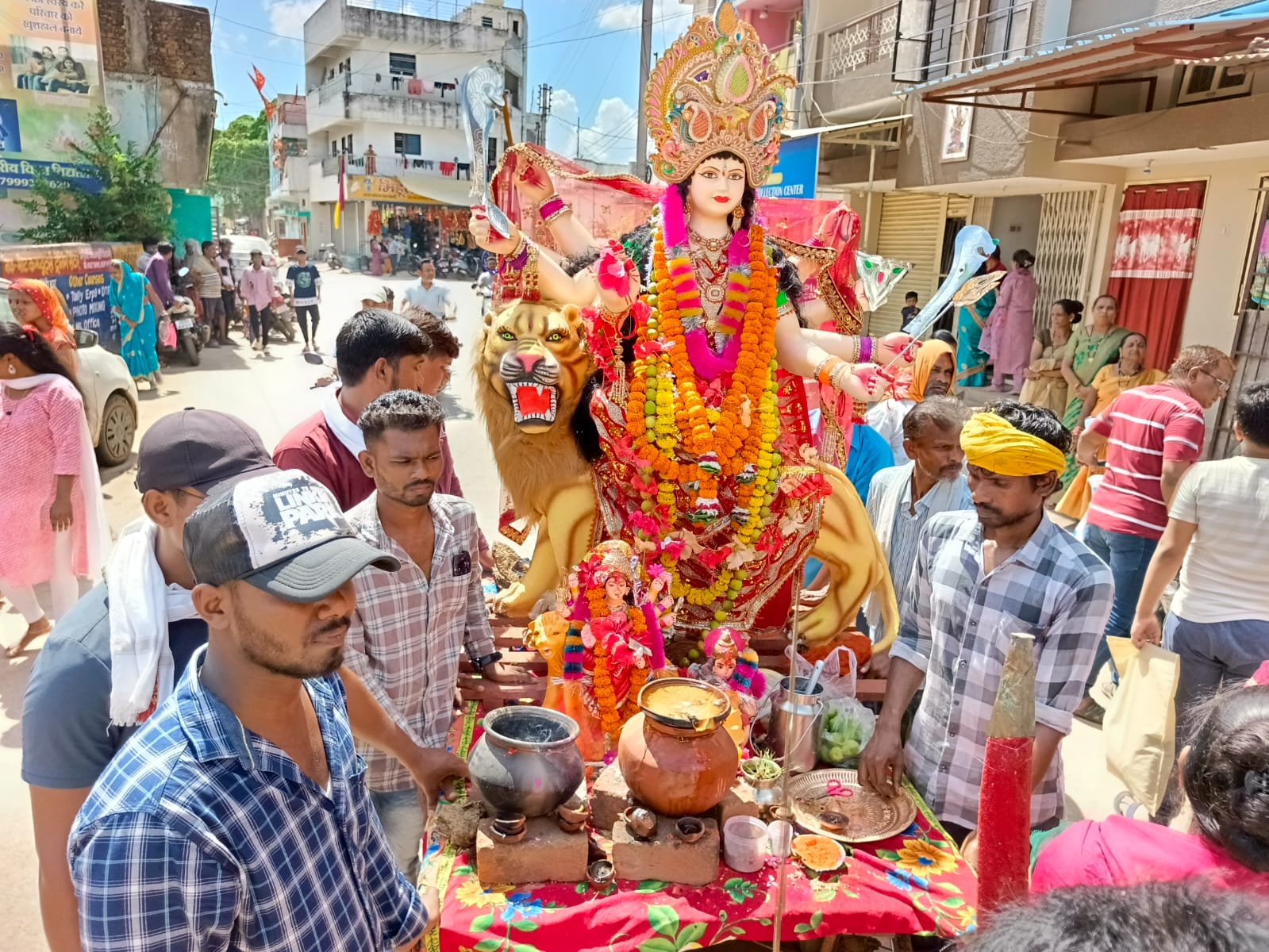 रामपुर वार्ड मेंं मां दुर्गा की प्रतिमा को विसर्जन को ले लाते हुए समिति के सदस्य।
