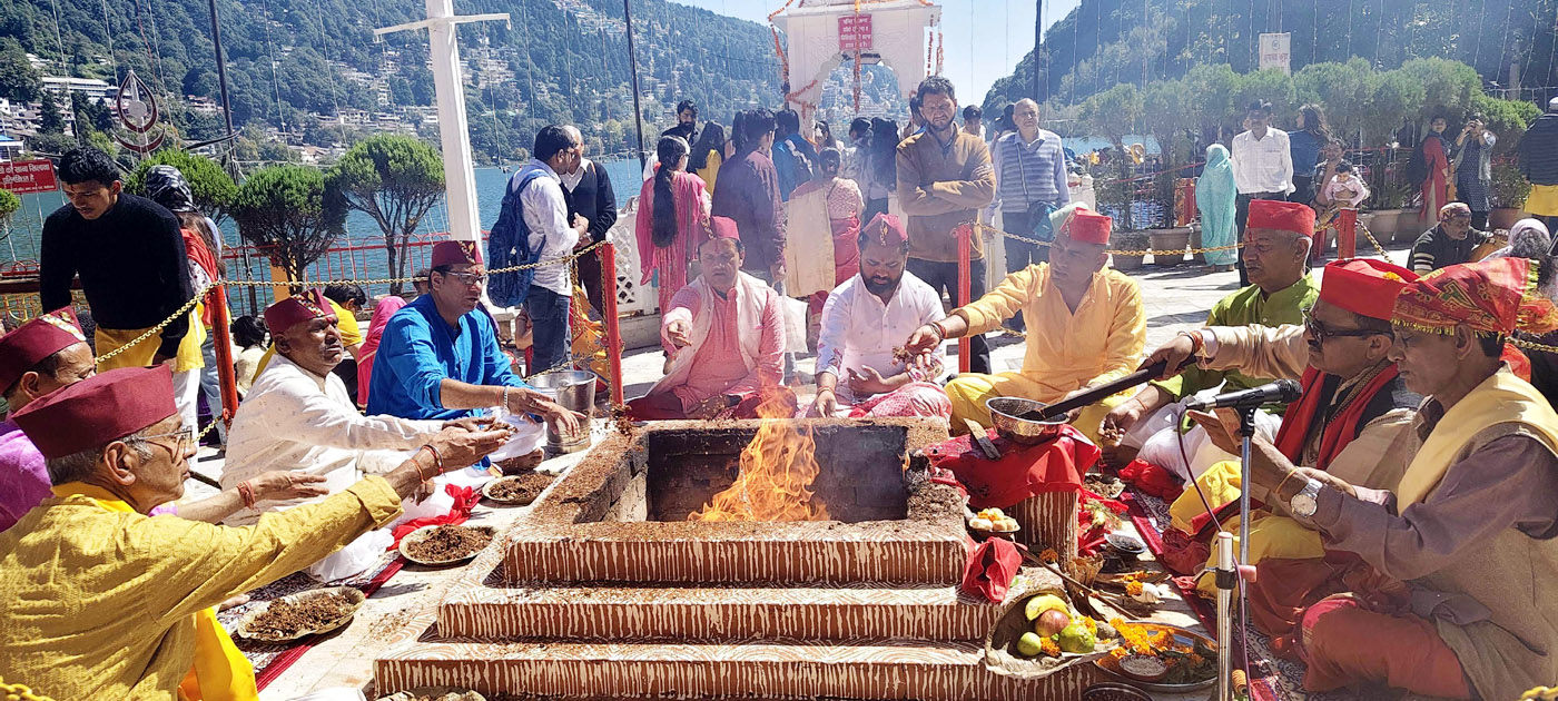 नयना देवी मंदिर में दुर्गा पूजा महोत्सव के तहत आयोजित हवन यज्ञ में आहुतियां देते पंडित एवं यजमान। नयना देवी मंदिर में दुर्गा पूजा महोत्सव के तहत आयोजित हवन यज्ञ में आहुतियां देते पंडित एवं यजमान।