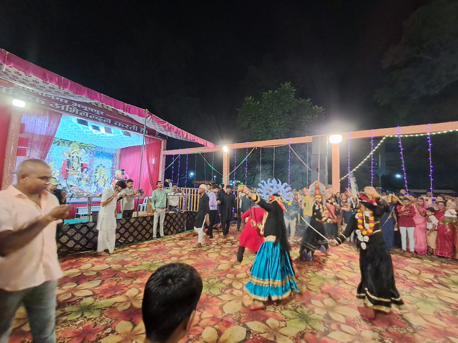 नव दुर्गा पूजा पंडाल में काली नृत्य करती नव दुर्गा पूजा पंडाल में काली नृत्य करती
