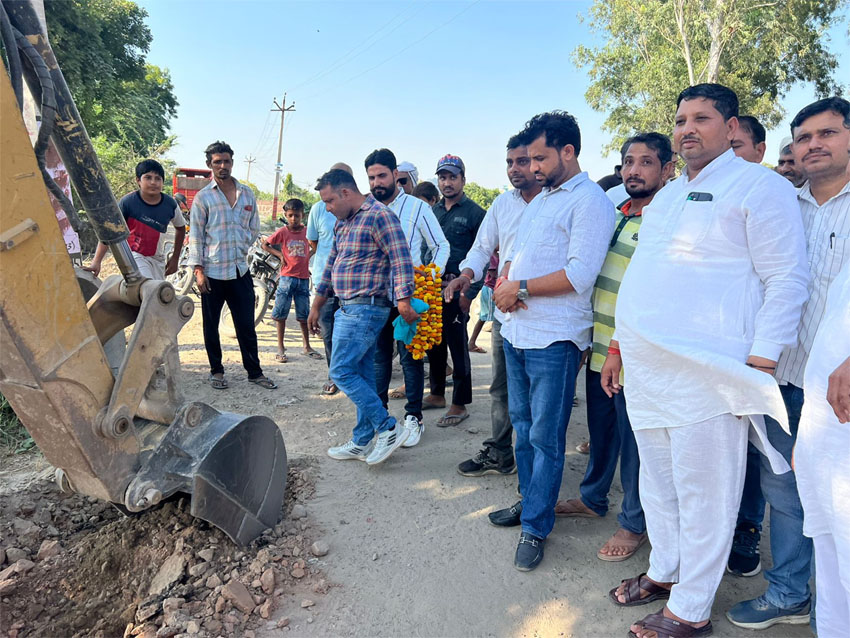 11 Snp- 6 सोनीपत: विधायक देवेंद्र कादियान ने सड़क निर्माण कार्य का शिलान्यास करते हुए। 11 Snp- 6 सोनीपत: विधायक देवेंद्र कादियान ने सड़क निर्माण कार्य का शिलान्यास करते हुए।