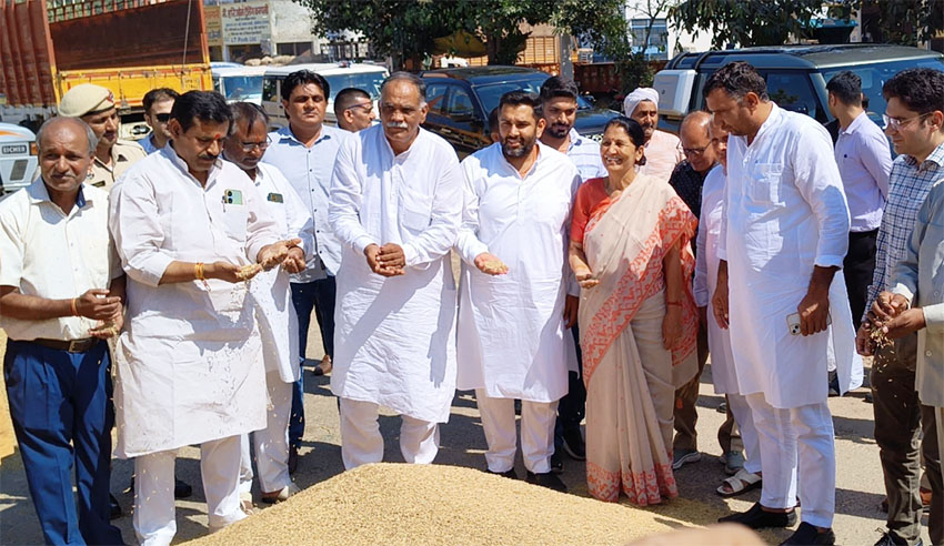 11 Snp- 1 सोनीपत: भाजपा विधायक निखिल मदान राई से भाजपा विधायिका कृष्णा गहलावत के साथ नई अनाज मंडी में निरीक्षण करते हुए। 11 Snp- 1 सोनीपत: भाजपा विधायक निखिल मदान राई से भाजपा विधायिका कृष्णा गहलावत के साथ नई अनाज मंडी में निरीक्षण करते हुए।