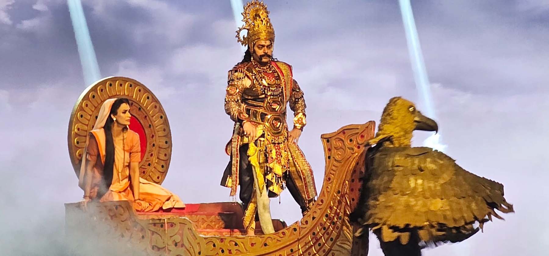 फोटो नंबर-04: गुरुग्राम में हमारे राम नाटक में रावण की भूमिका में सीता हरण करके ले जाते अभिनेता आशुतोष राणा। फोटो नंबर-04: गुरुग्राम में हमारे राम नाटक में रावण की भूमिका में सीता हरण करके ले जाते अभिनेता आशुतोष राणा।