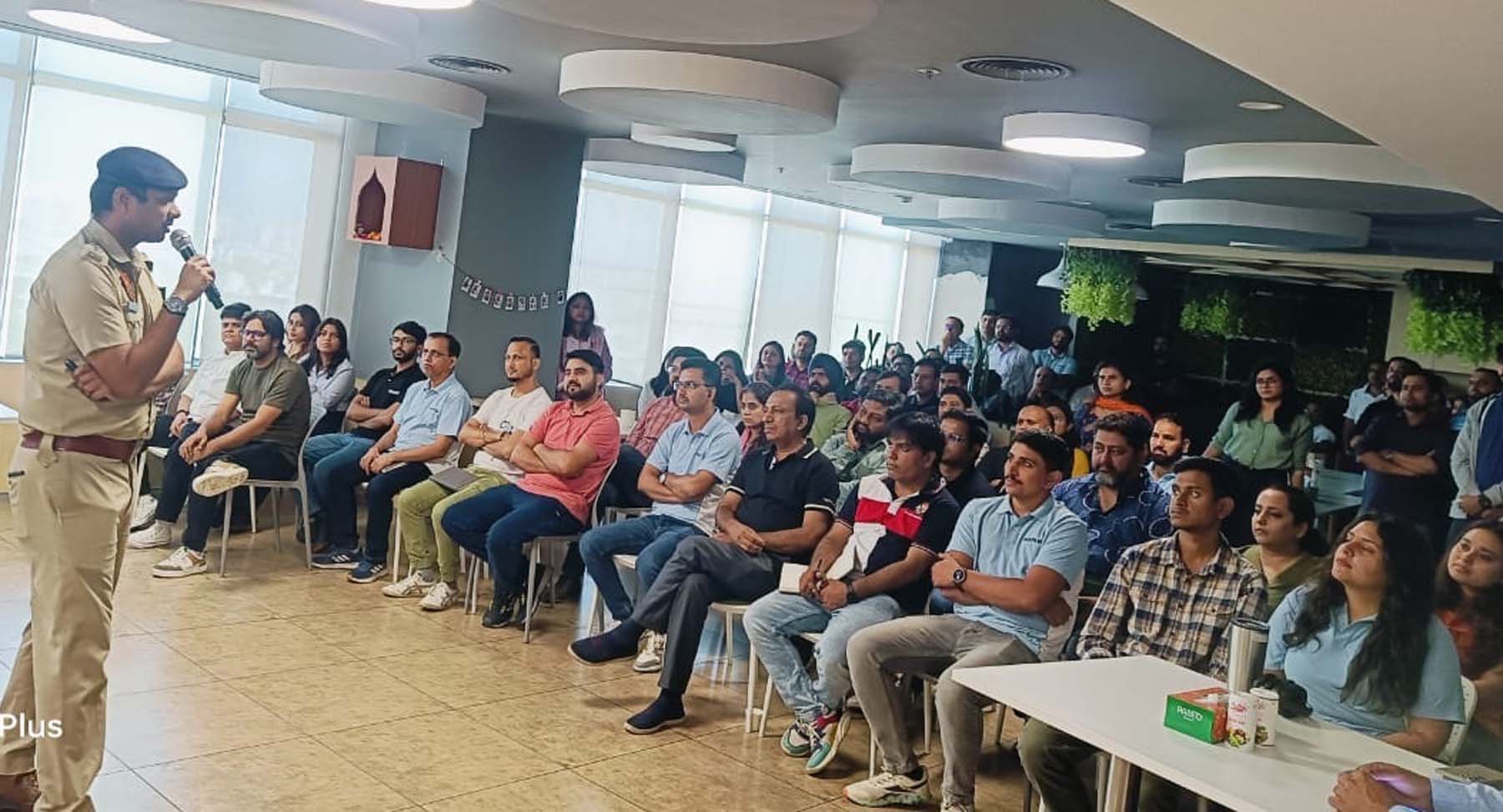 फोटो नंबर-01: गुरुग्राम में साईबर अपराधों के प्रति जागरुक करते पुलिस अधिकारी। फोटो नंबर-01: गुरुग्राम में साईबर अपराधों के प्रति जागरुक करते पुलिस अधिकारी।