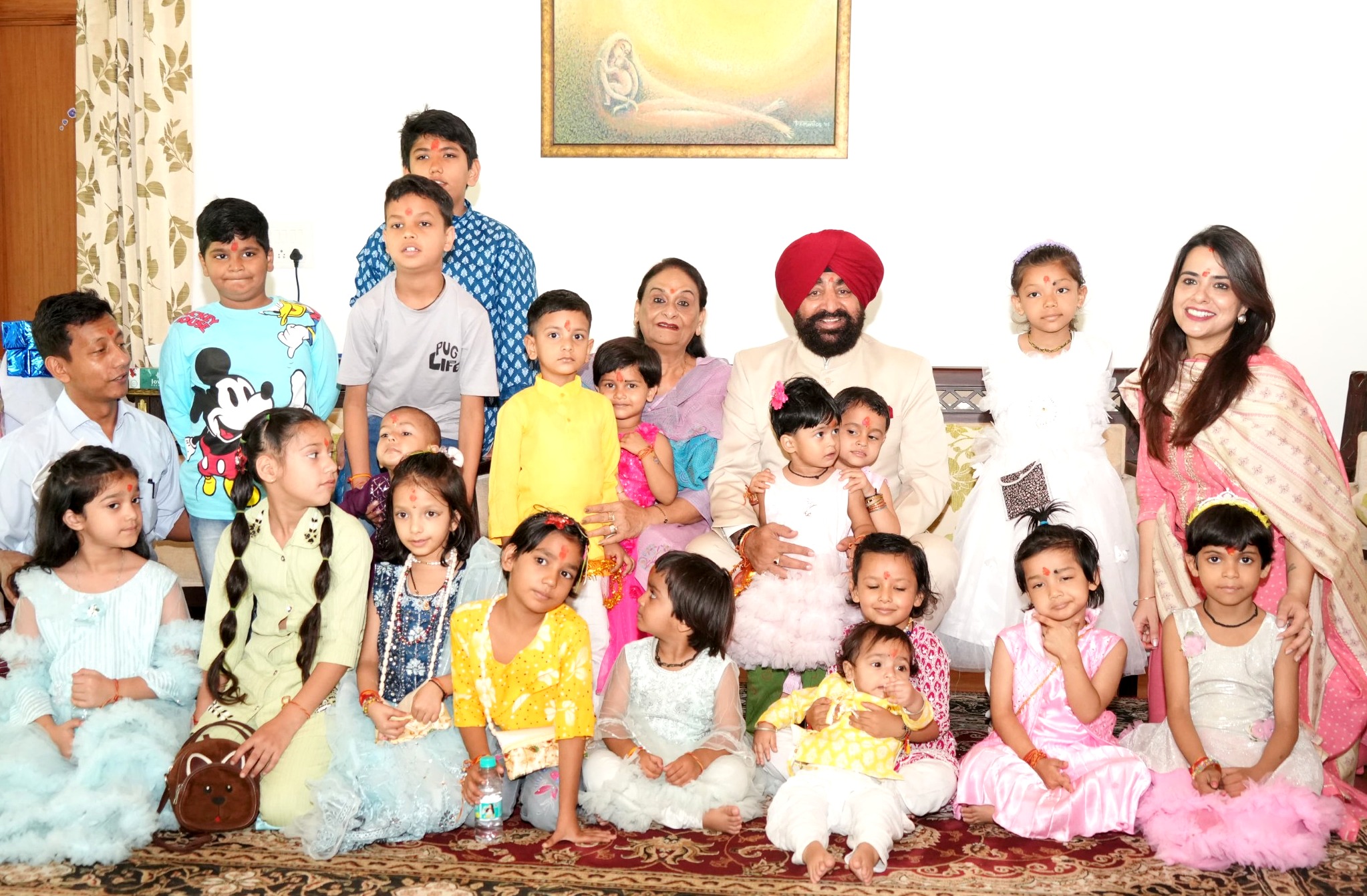 कन्याओं संग राज्यपाल लेफ्टिनेंट जनरल गुरमीत सिंह (सेनि)। कन्याओं संग राज्यपाल लेफ्टिनेंट जनरल गुरमीत सिंह (सेनि)।