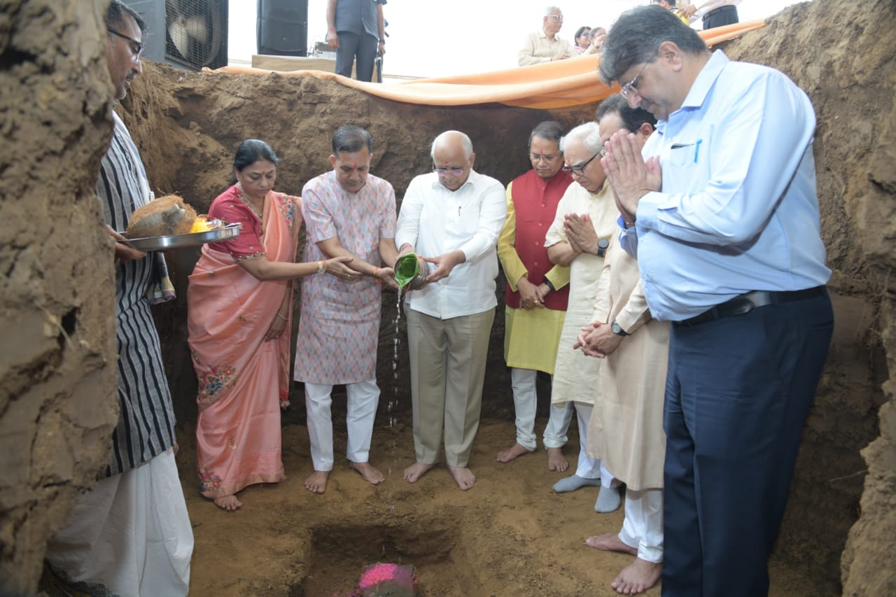 अहमदाबाद के नवा नरोडा में विश्व संवाद एजुकेशन द्वारा संचालित पत्रकारिता महाविद्यालय के भवन का भूमि पूजन करते मुख्यमंत्री भूपेंद्र पटेल उंडेशन संचालित पत्रकारिता महाविद्यालय के भवन के शनिवार को