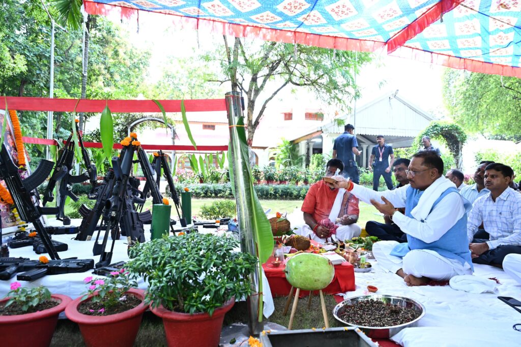 मुख्यमंत्री विष्णु देव साय ने  विधि-विधान से शस्त्रों की पूजा की