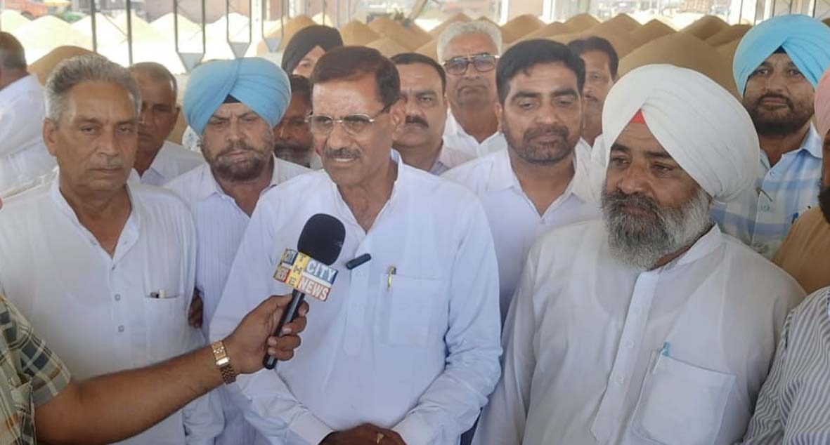 भाजपा जिलाध्यक्ष शीशपाल कंबोज पतकाराें से बातचीत करते भाजपा जिलाध्यक्ष शीशपाल कंबोज पतकाराें से बातचीत करते