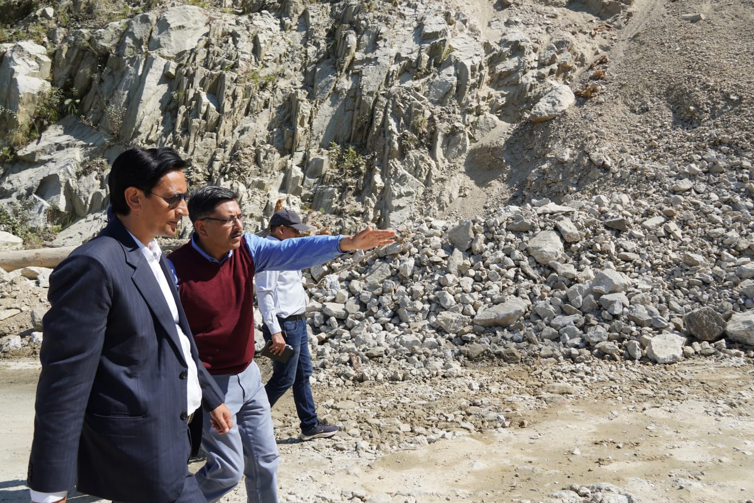 राष्ट्रीय राजमार्ग का निरीक्षण करते कुमाऊं आयुक्त राष्ट्रीय राजमार्ग का निरीक्षण करते कुमाऊं आयुक्त