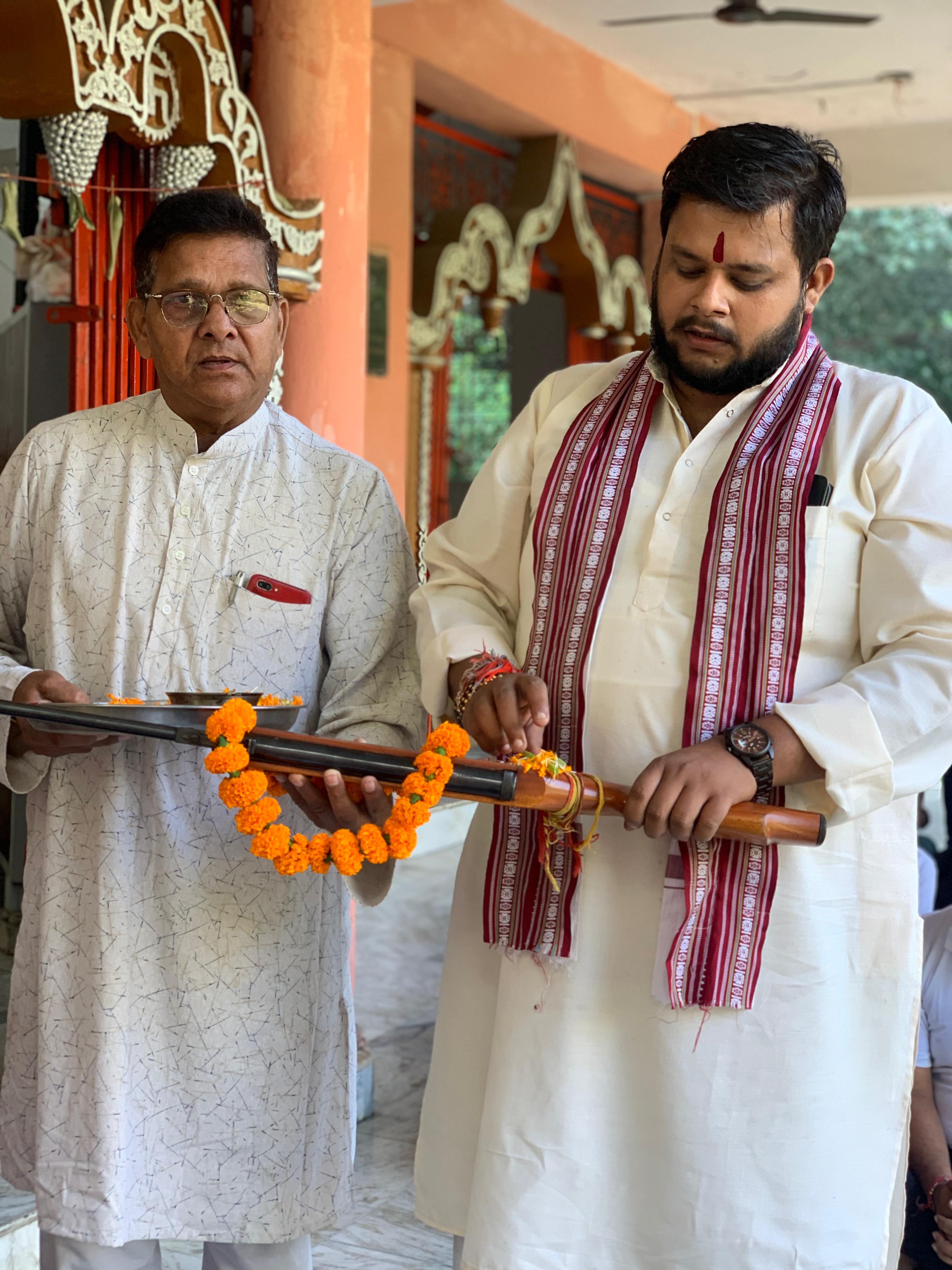 विजयदशमी पर्व पर संकट मोचन पार्क विजयनगर में शस्त्र पूजन करते राष्ट्रीय बजरंग दल के प्रदेश अध्यक्ष रोहन सक्सेना व अन्य। विजयदशमी पर्व पर संकट मोचन पार्क विजयनगर में शस्त्र पूजन करते राष्ट्रीय बजरंग दल के प्रदेश अध्यक्ष रोहन सक्सेना व अन्य।