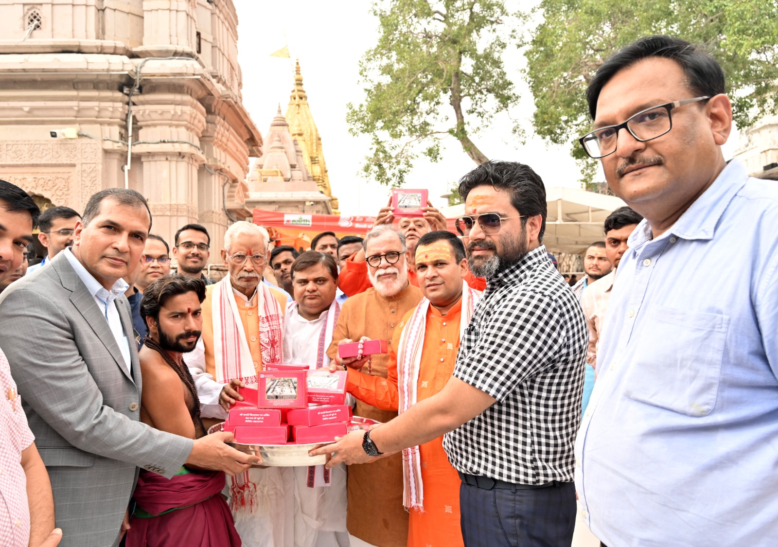 श्री काशी विश्वनाथ मंदिर में निर्मित महाप्रसाद का वितरण श्री काशी विश्वनाथ मंदिर में निर्मित महाप्रसाद का वितरण