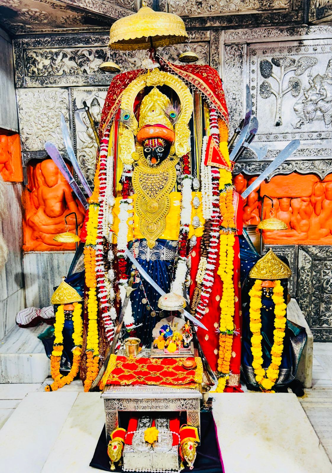 शस्त्र धारण के साथ ही मातेश्वरी का आर्कषक श्रृंगार शस्त्र धारण के साथ ही मातेश्वरी का आर्कषक श्रृंगार