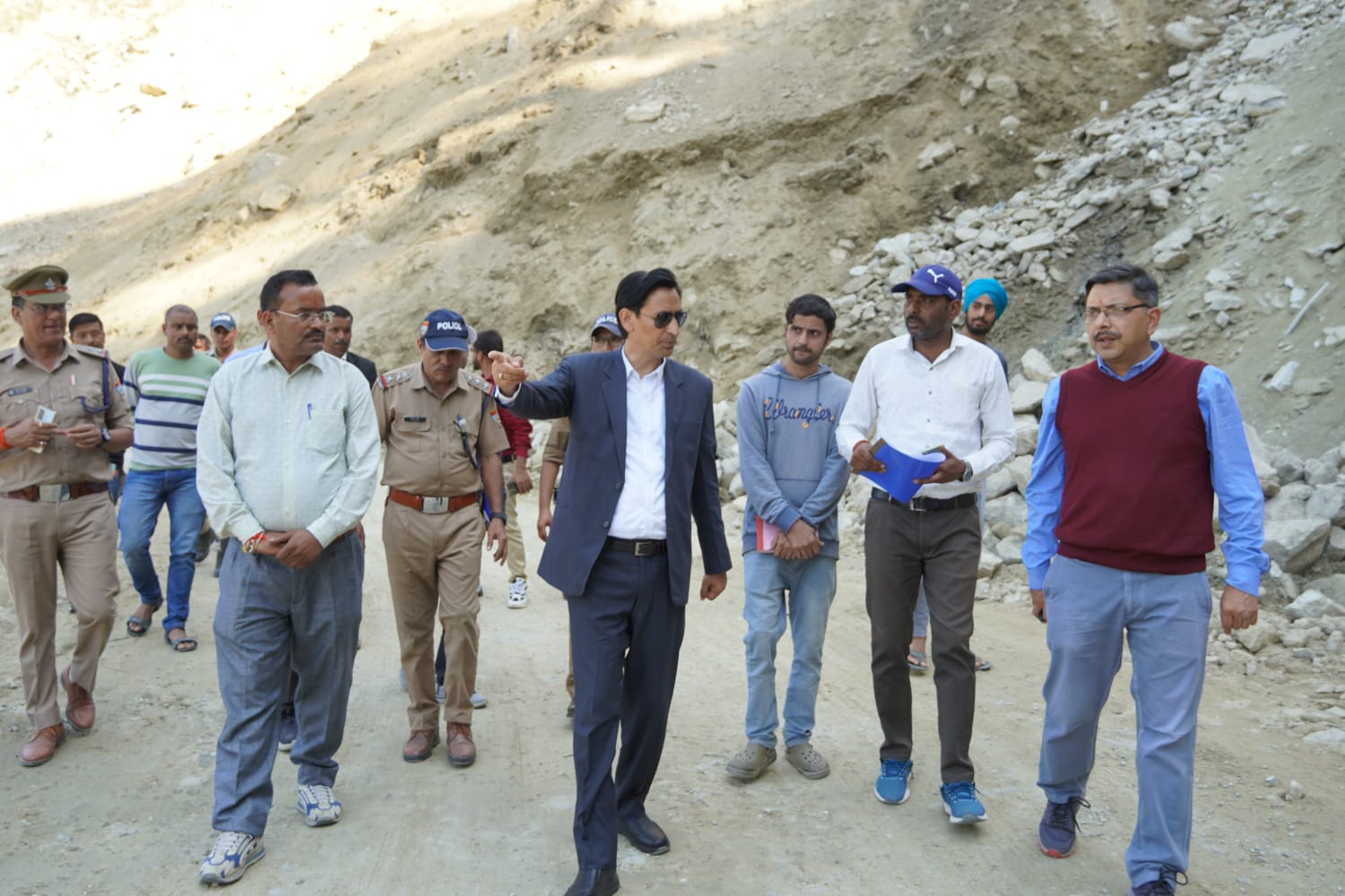 राष्ट्रीय राजमार्ग का निरीक्षण करते कुमाऊं आयुक्त राष्ट्रीय राजमार्ग का निरीक्षण करते कुमाऊं आयुक्त