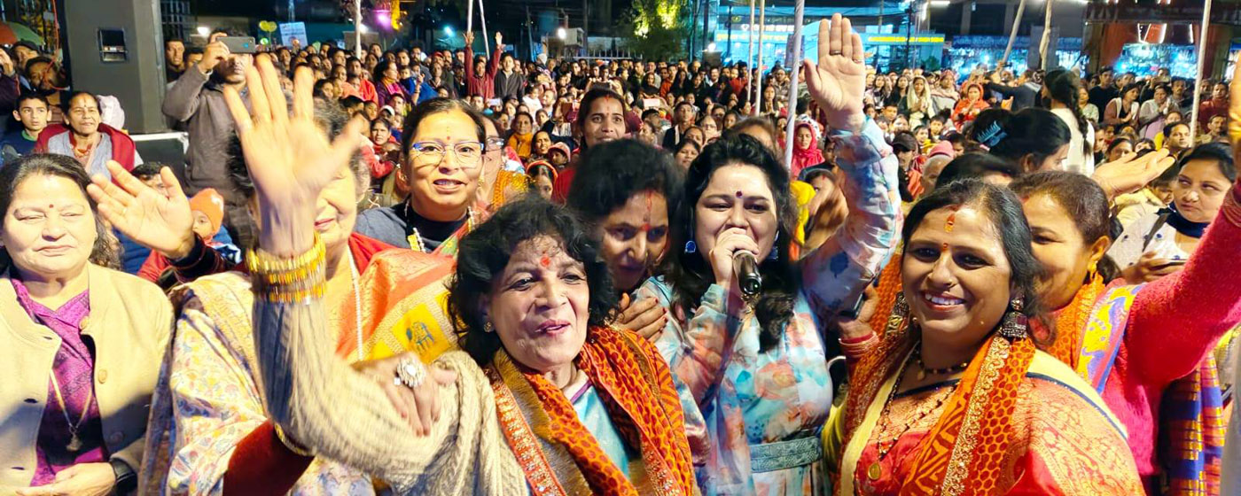 दुर्गा पूजा महोत्सव के दौरान आयोजित सांस्कृतिक कार्यक्रमों में दर्शकों के बीच कुमाउनी लोक गायिका खुशी जोशी। दुर्गा पूजा महोत्सव के दौरान आयोजित सांस्कृतिक कार्यक्रमों में दर्शकों के बीच कुमाउनी लोक गायिका खुशी जोशी।