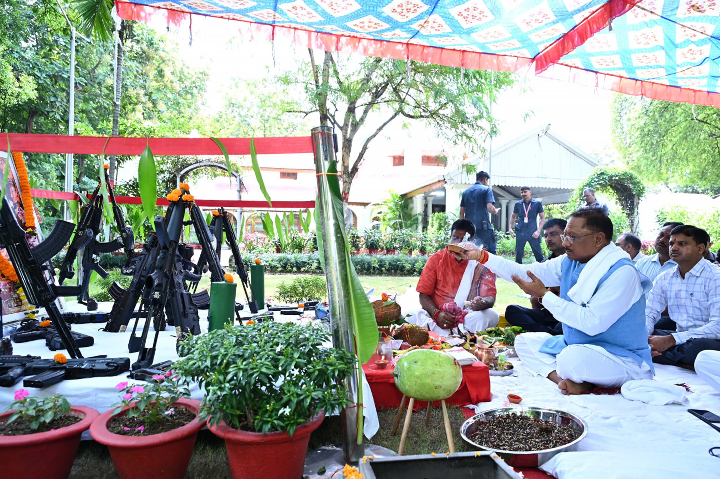 मुख्यमंत्री साय विष्णु देव शस्त्र पूजन करते हुए