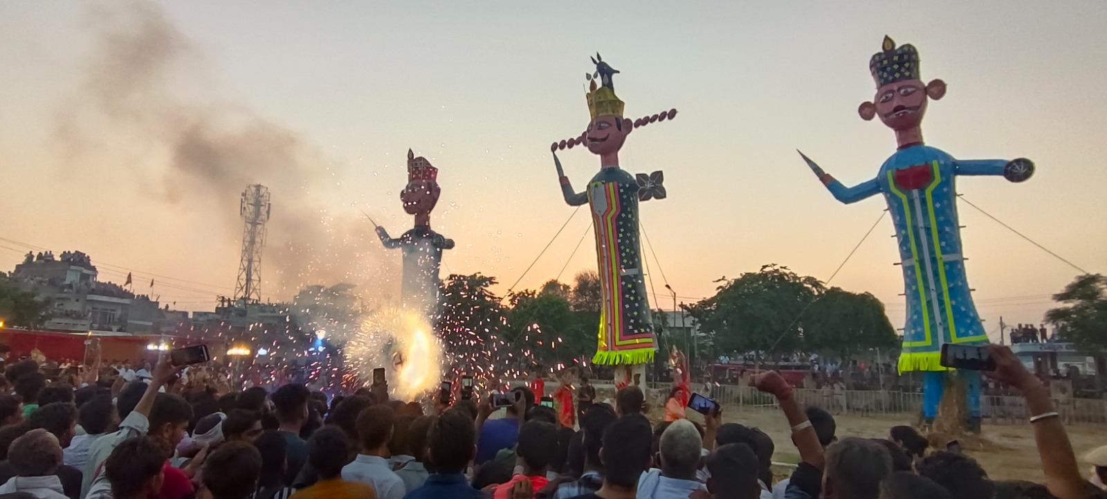 दशहरे पर रावण के पुतले को आग लगाते हुए श्री रामचंद्र जी दशहरे पर रावण के पुतले को आग लगाते हुए श्री रामचंद्र जी