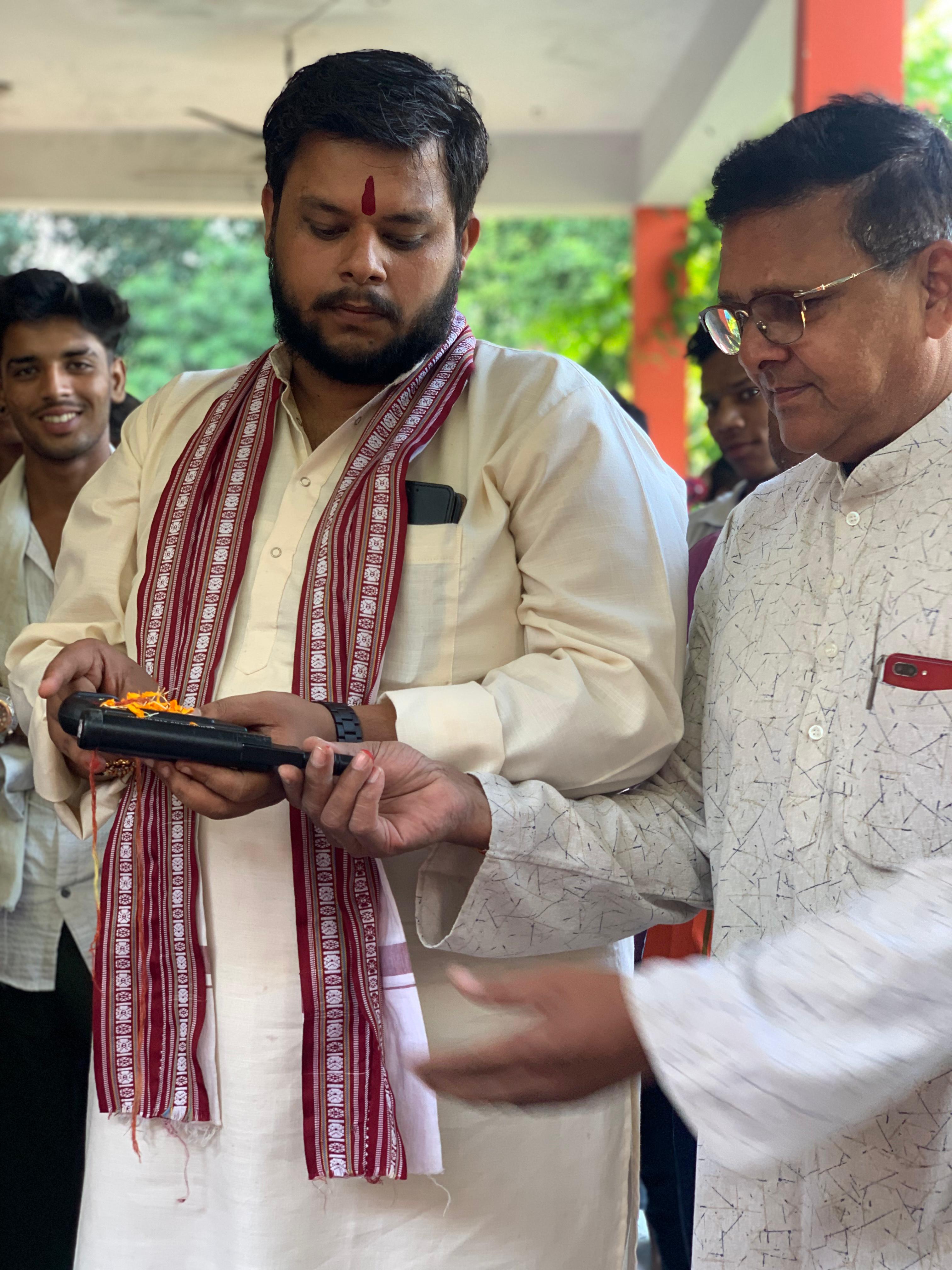 विजयदशमी पर्व पर संकट मोचन पार्क विजयनगर में शस्त्र पूजन करते राष्ट्रीय बजरंग दल के प्रदेश अध्यक्ष रोहन सक्सेना व अन्य। विजयदशमी पर्व पर संकट मोचन पार्क विजयनगर में शस्त्र पूजन करते राष्ट्रीय बजरंग दल के प्रदेश अध्यक्ष रोहन सक्सेना व अन्य।
