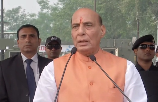 रक्षा मंत्री राजनाथ सिंह ने विजयादशमी पर पश्चिम बंगाल के दार्जिलिंग में सुकना कैंट में जवानों को संबोधित करते हुए रक्षा मंत्री राजनाथ सिंह ने विजयादशमी पर पश्चिम बंगाल के दार्जिलिंग में सुकना कैंट में जवानों को संबोधित करते हुए
