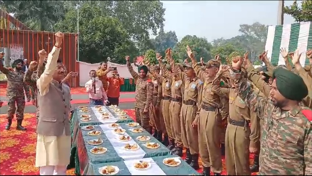 जवानों के साथ रक्षा राज्य मंत्री जवानों के साथ रक्षा राज्य मंत्री
