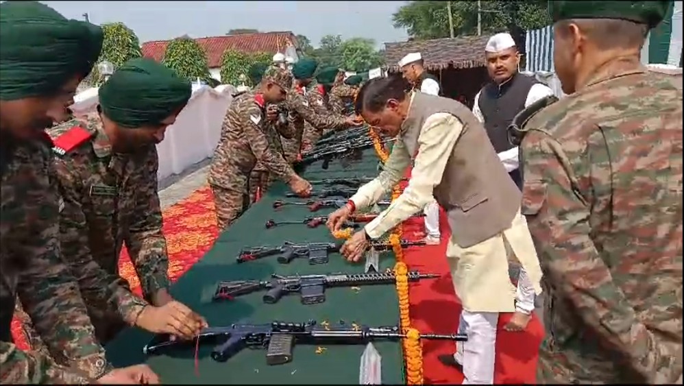 शस्त्र पूजन करते राज्य मंत्री शस्त्र पूजन करते राज्य मंत्री