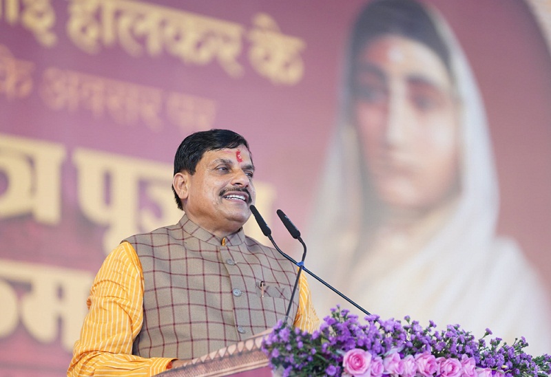महेश्वर में शस्त्र-पूजन कार्यक्रम को संबोधित करते हुए मुख्यमंत्री डॉ. यादव महेश्वर में शस्त्र-पूजन कार्यक्रम को संबोधित करते हुए मुख्यमंत्री डॉ. यादव