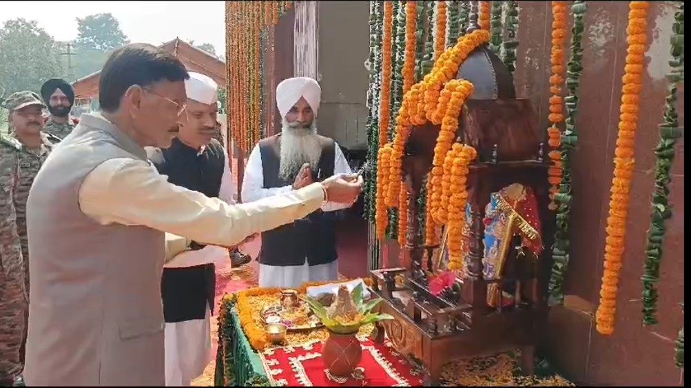 शस्त्र पूजन में शामिल रक्षा राज्य मंत्री शस्त्र पूजन में शामिल रक्षा राज्य मंत्री