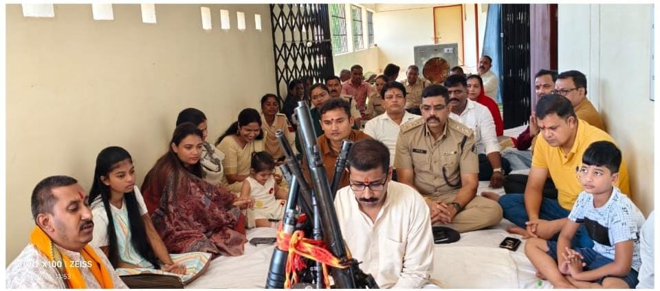 पुलिस लाईन धमतरी में शस्त्रों की पूजा-अर्चना करते हुए पुलिस अधिकारी। पुलिस लाईन धमतरी में शस्त्रों की पूजा-अर्चना करते हुए पुलिस अधिकारी।
