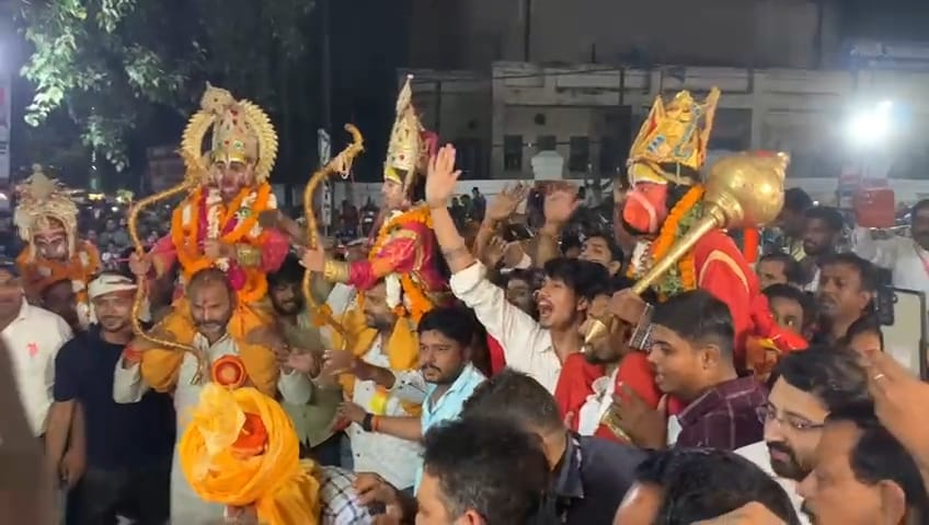 मलदहिया में रावण के पुतले का दहन,इसके पूर्व राम रावण के बीच युद्ध: फोटो बच्चा गुप्ता मलदहिया में रावण के पुतले का दहन,इसके पूर्व राम रावण के बीच युद्ध: फोटो बच्चा गुप्ता