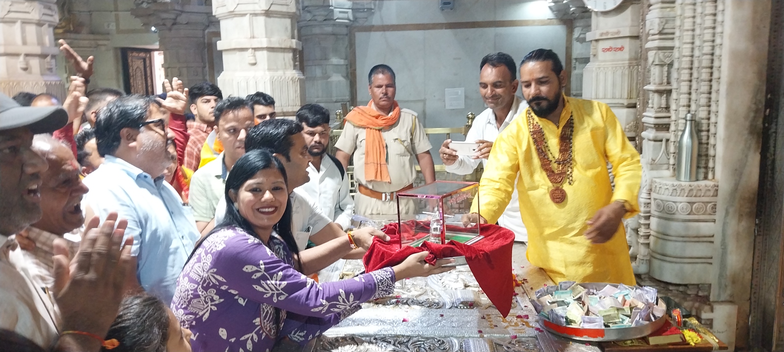 चित्तौड़गढ़ जिले के श्री सांवलियाजी मंदिर में भगवान सांवलिया सेठ को भेंट किया चांदी से निर्मित हेलीकॉप्टर। चित्तौड़गढ़ जिले के श्री सांवलियाजी मंदिर में भगवान सांवलिया सेठ को भेंट किया चांदी से निर्मित हेलीकॉप्टर।