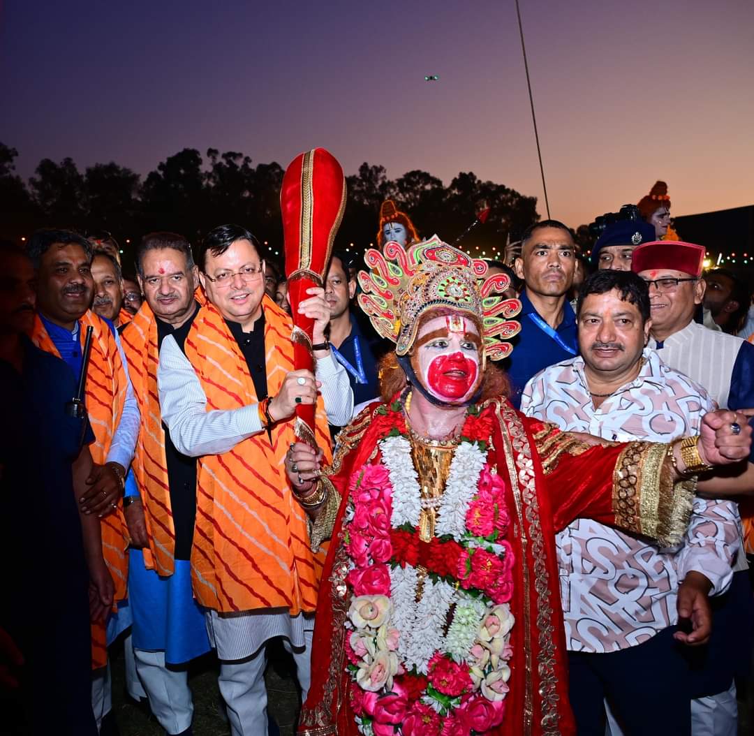 मुख्यमंत्री पुष्कर सिंह धामी दशहरा महोत्सव पर परेड मैदान में। मुख्यमंत्री पुष्कर सिंह धामी दशहरा महोत्सव पर परेड मैदान में।