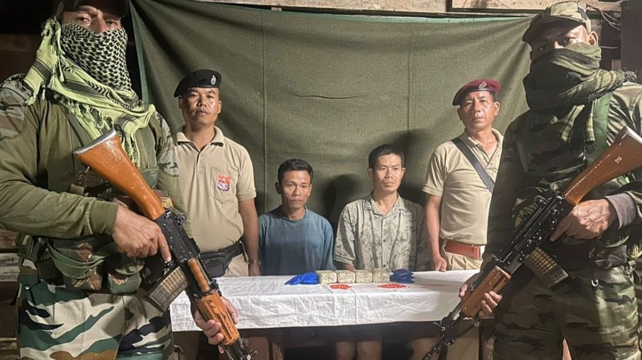 आइजोल: मिजोरम पुलिस तथा असम राइफल्स द्वारा 10,000 नशीले टैबलेट के साथ गिरफ्तार दो तस्करों की तस्वीर। आइजोल: मिजोरम पुलिस तथा असम राइफल्स द्वारा 10,000 नशीले टैबलेट के साथ गिरफ्तार दो तस्करों की तस्वीर।