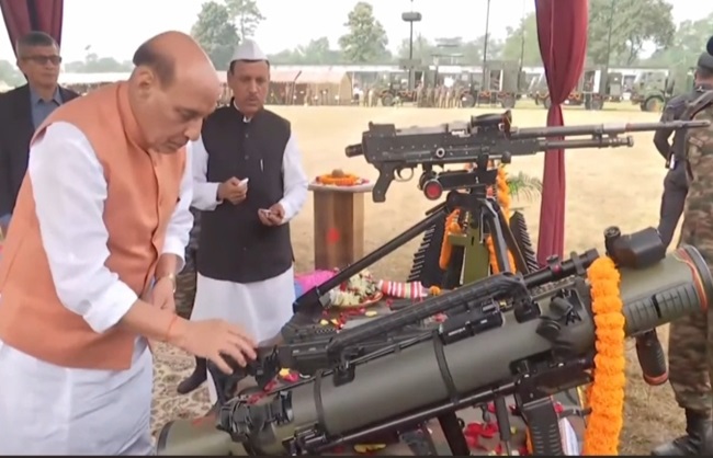रक्षा मंत्री राजनाथ सिंह ने विजयादशमी पर पश्चिम बंगाल के दार्जिलिंग में सुकना कैंट में शस्त्र पूजा करते हुए रक्षा मंत्री राजनाथ सिंह ने विजयादशमी पर पश्चिम बंगाल के दार्जिलिंग में सुकना कैंट में शस्त्र पूजा करते हुए