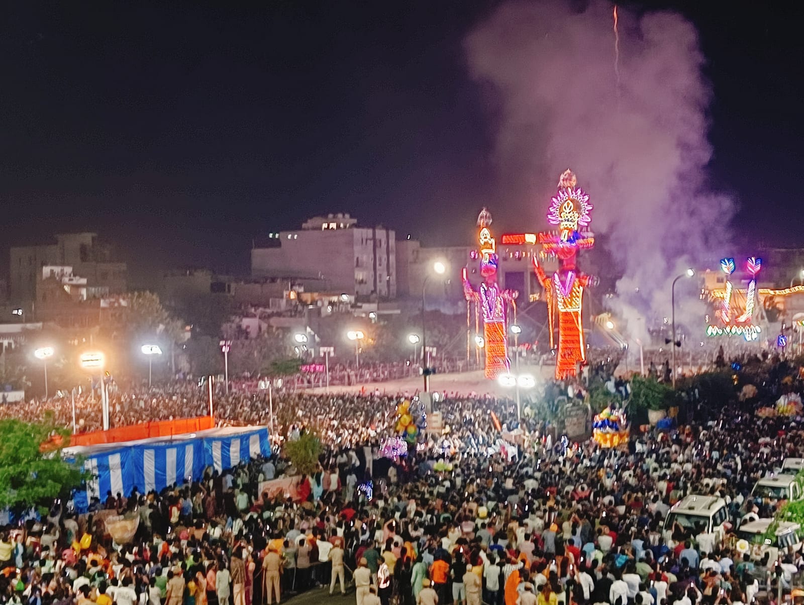शहर भर में विभिन्न जगहों पर दशानन का हुआ दहन शहर भर में विभिन्न जगहों पर दशानन का हुआ दहन