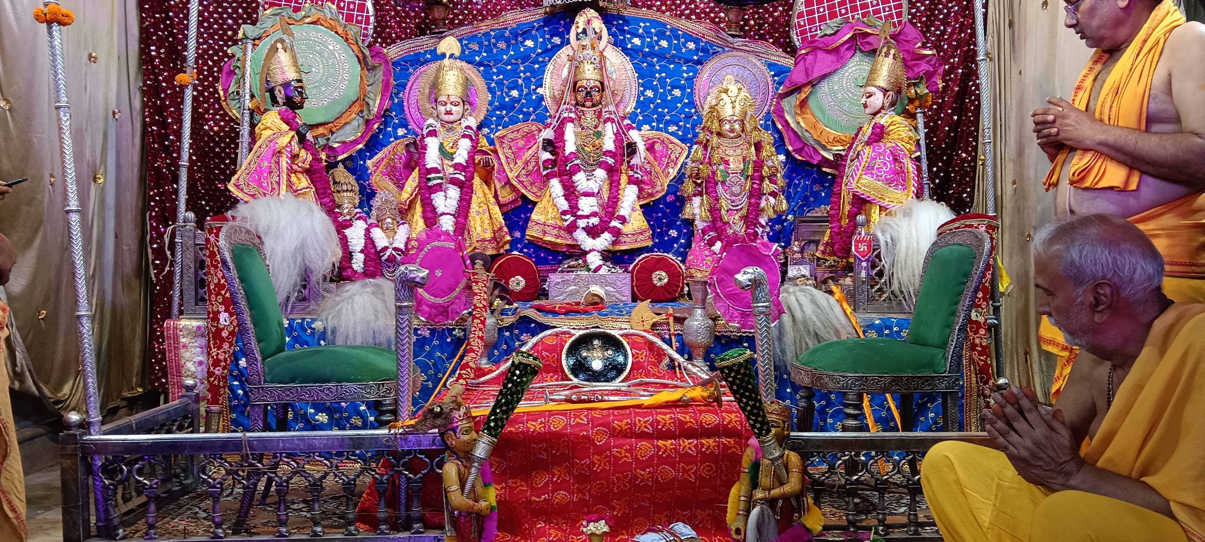 साल में एक ही बार सजता है श्री ठाकुर जी का राजसी दरबार साल में एक ही बार सजता है श्री ठाकुर जी का राजसी दरबार