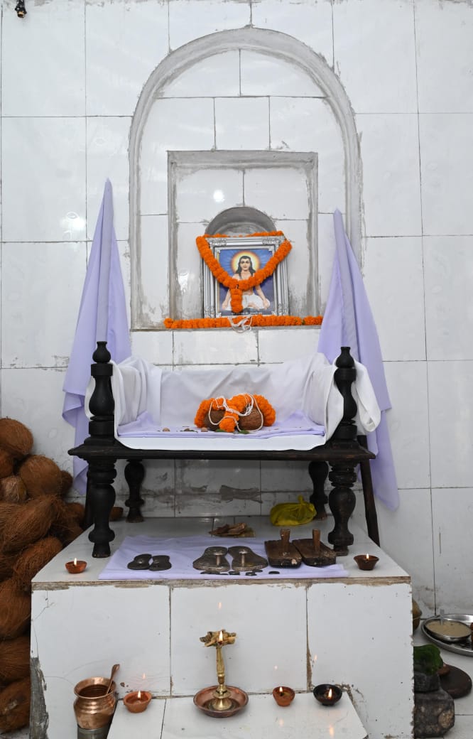 गुरु गद्दी की पूजा-अर्चना गुरु गद्दी की पूजा-अर्चना