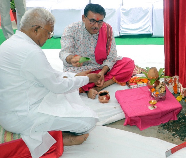 राजभवन मंदिर के पुनर्निर्माण कार्य का शिलान्यास करते हुए राज्यपाल पटेल राजभवन मंदिर के पुनर्निर्माण कार्य का शिलान्यास करते हुए राज्यपाल पटेल
