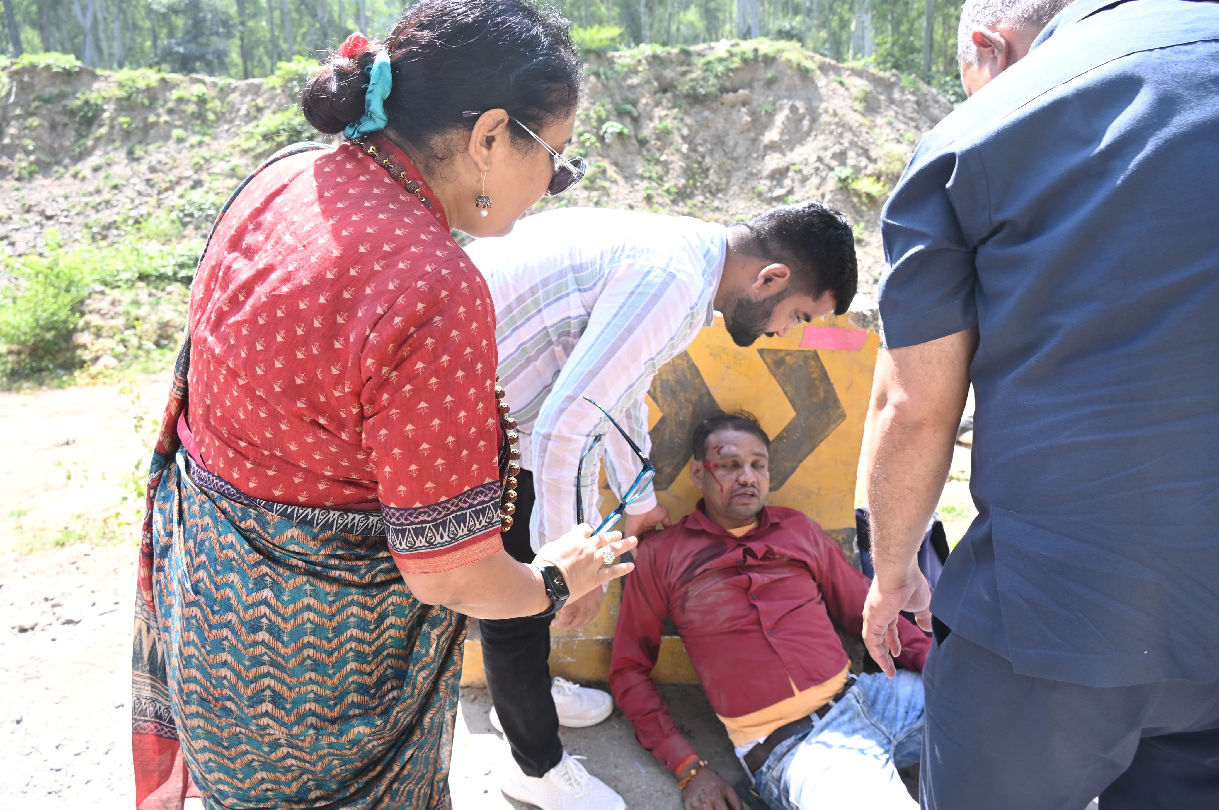 विधानसभा अध्यक्ष ऋतु भूषण खंडूडी ने शनिवार को सड़क दुर्घटना में घायल को अपनी गाड़ी से अस्पताल भिजवाती। विधानसभा अध्यक्ष ऋतु भूषण खंडूडी ने शनिवार को सड़क दुर्घटना में घायल को अपनी गाड़ी से अस्पताल भिजवाती।