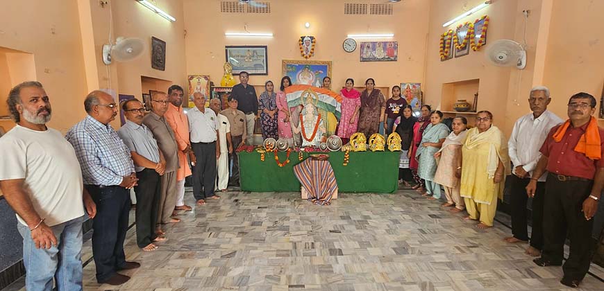 मां भारती की आराधना कर, शस्त्रों का किया पूजन मां भारती की आराधना कर, शस्त्रों का किया पूजन