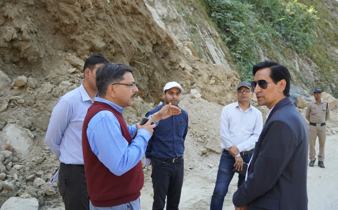 राष्ट्रीय राजमार्ग का निरीक्षण करते कुमाऊं आयुक्त राष्ट्रीय राजमार्ग का निरीक्षण करते कुमाऊं आयुक्त